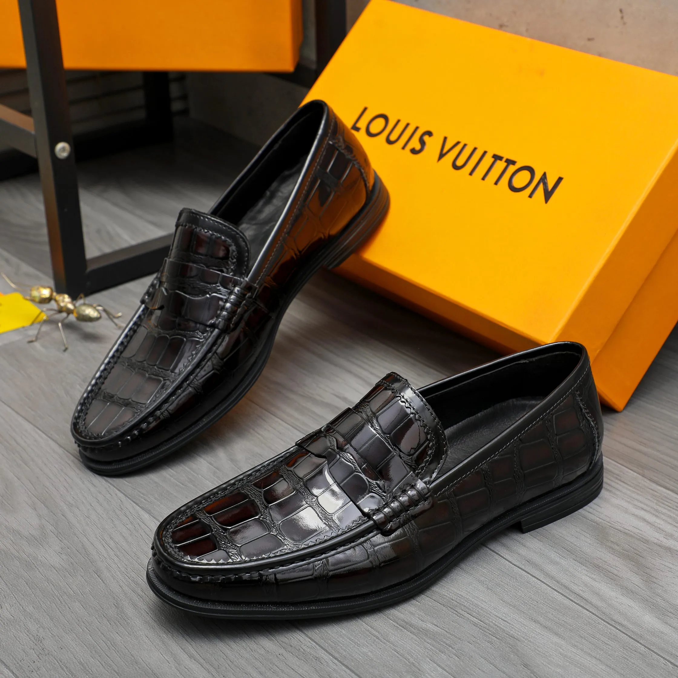 Men's shoes 💰p442 Product trademark: LV (Louis Vuitton) business slip-on leather shoes. Regular size: 38-46 (45.46 is custom-made and non-refundable) Product material: Selected high-quality stone grain cowhide upper, cowhide lining, rubber outsole